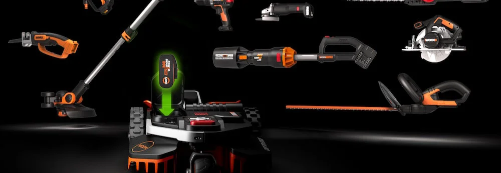 Akku-Rasenmäher mit verschiedenen Gartengeräten